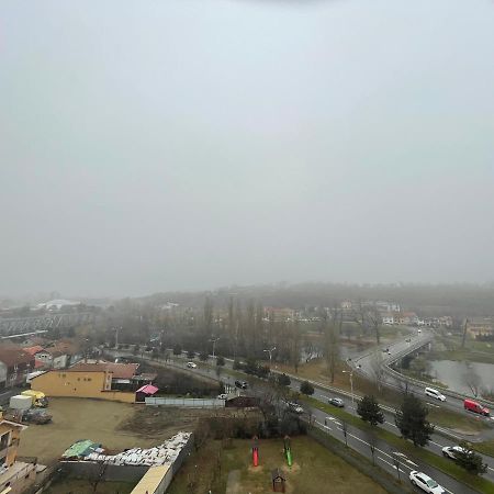 Lovely 3 Bedrooms Apartament Oradea Luaran gambar