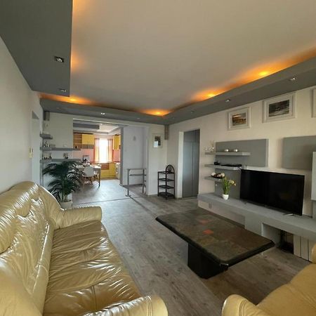 Lovely 3 Bedrooms Apartament Oradea Luaran gambar