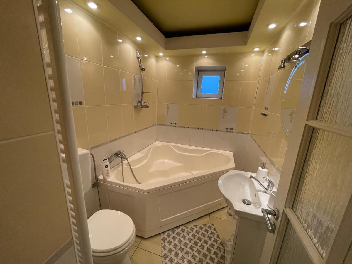 Lovely 3 Bedrooms Apartament Oradea Luaran gambar