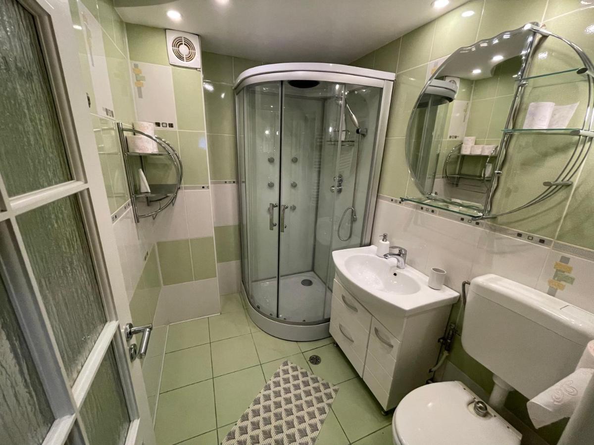 Lovely 3 Bedrooms Apartament Oradea Luaran gambar