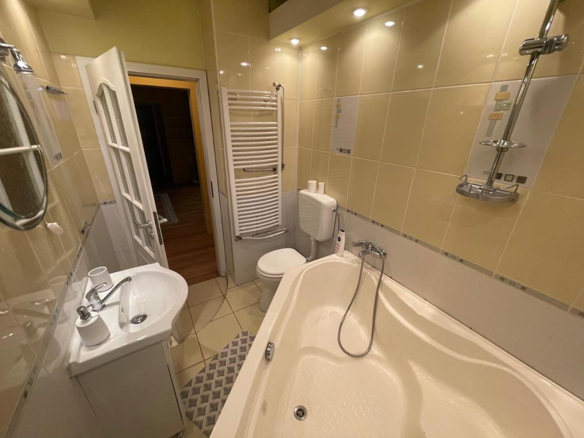 Lovely 3 Bedrooms Apartament Oradea Luaran gambar