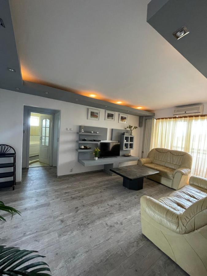 Lovely 3 Bedrooms Apartament Oradea Luaran gambar