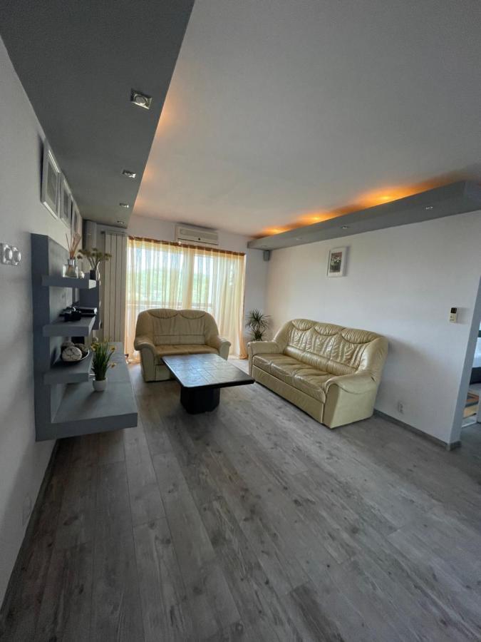 Lovely 3 Bedrooms Apartament Oradea Luaran gambar