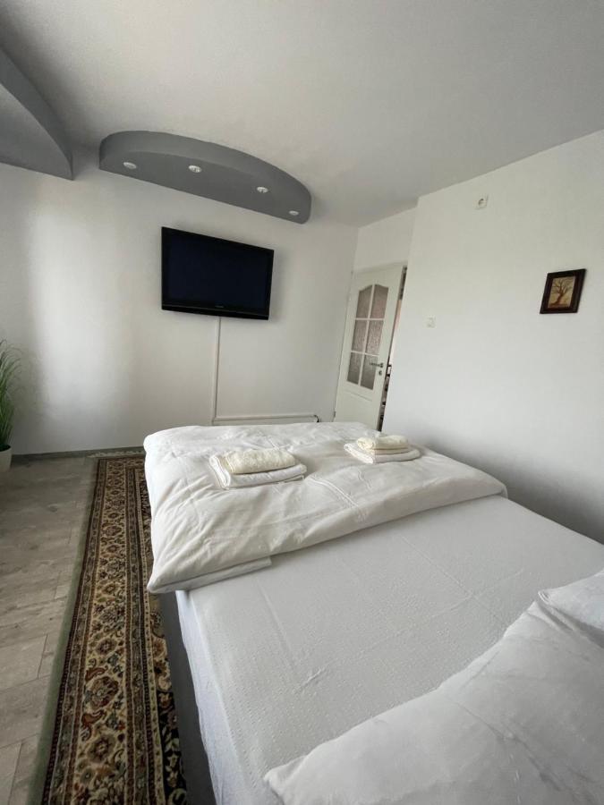 Lovely 3 Bedrooms Apartament Oradea Luaran gambar