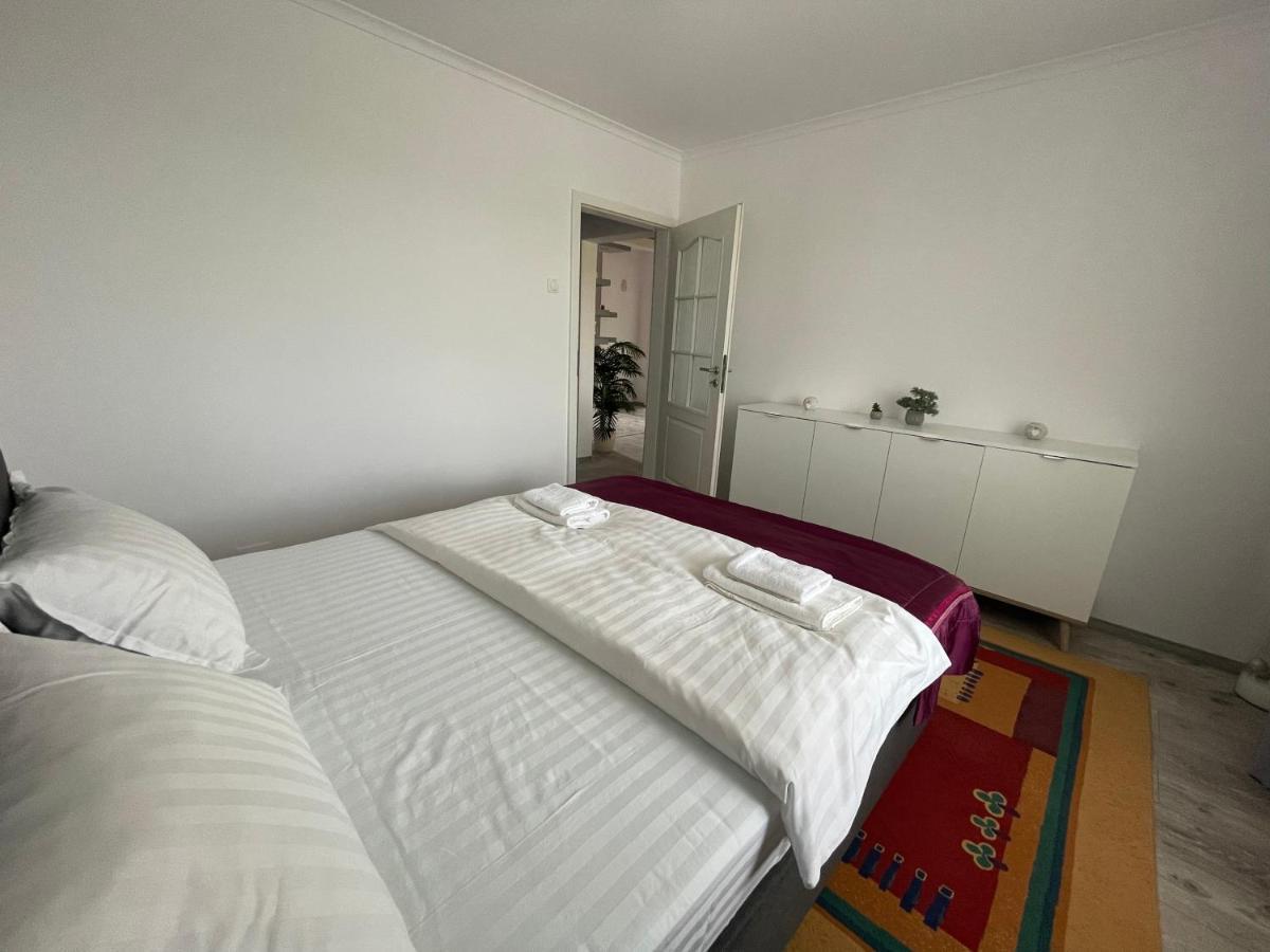 Lovely 3 Bedrooms Apartament Oradea Luaran gambar