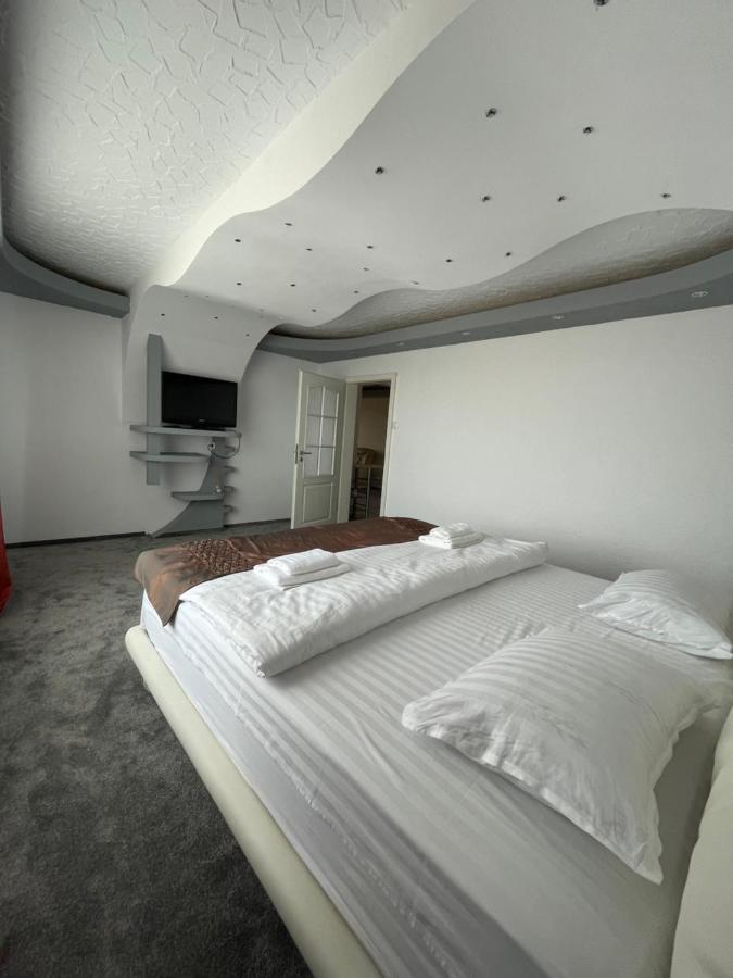 Lovely 3 Bedrooms Apartament Oradea Luaran gambar