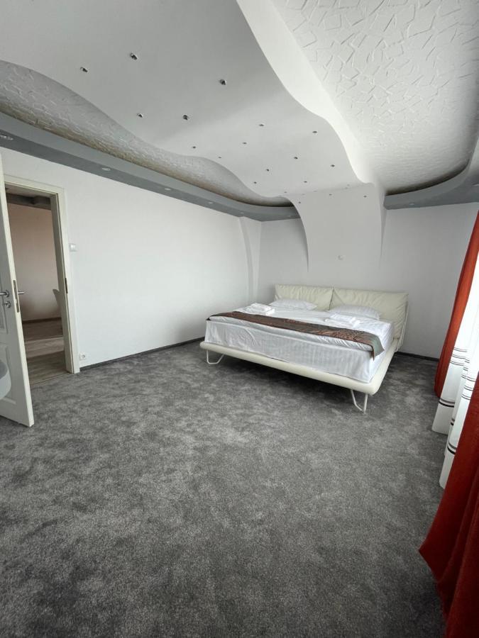 Lovely 3 Bedrooms Apartament Oradea Luaran gambar