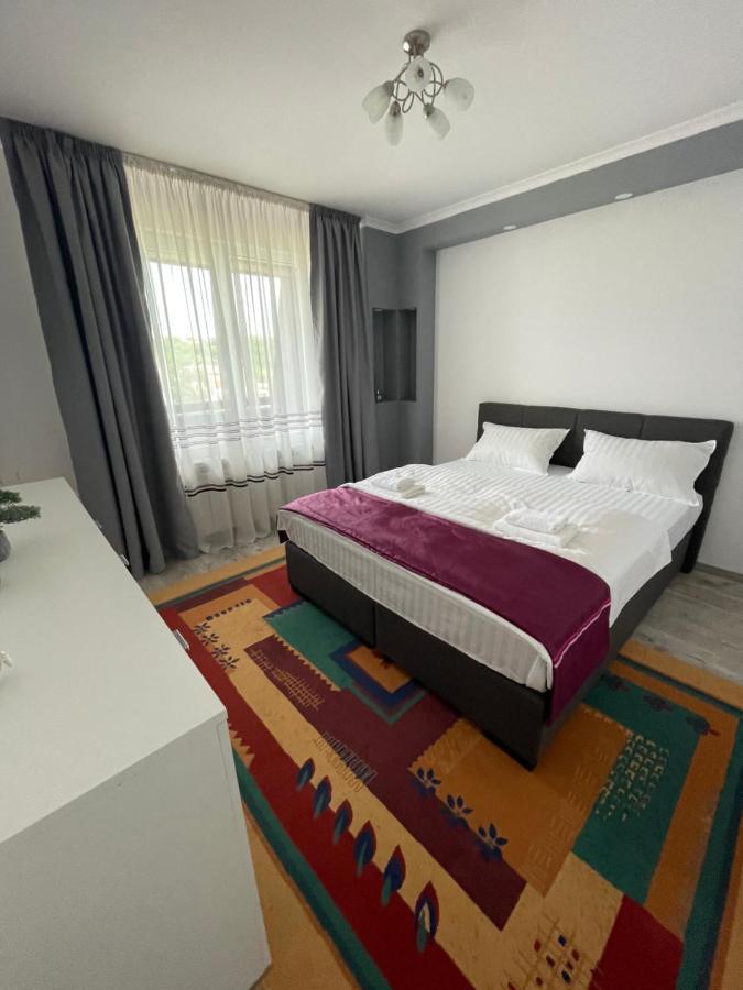 Lovely 3 Bedrooms Apartament Oradea Luaran gambar